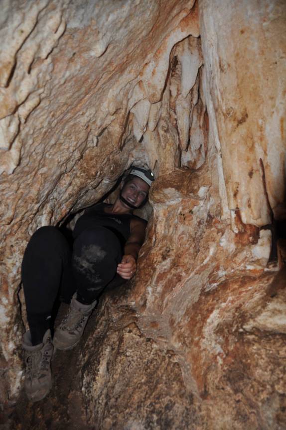 Passando por quebra-corpo na Gruta do Sabiá, em Aurora do Tocantins - TO